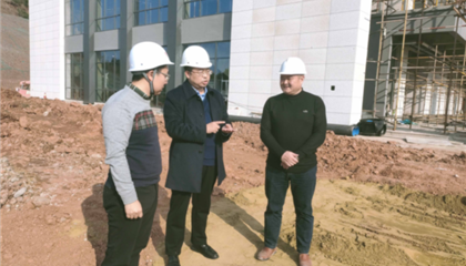 遂寧興業(yè)集團黨委副書記、監(jiān)事會主席、工會主席石鎮(zhèn)槐深入遂寧市興學商務(wù)中心項目、公共衛(wèi)生臨床醫(yī)療中心一期項目進行實地巡查